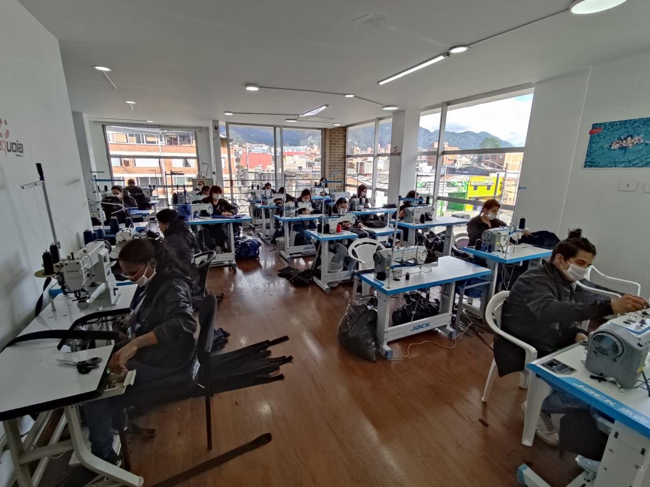 Fábrica de impermeables - imagen 1